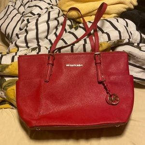 #redpurse #michaelkors #michaelkorstote